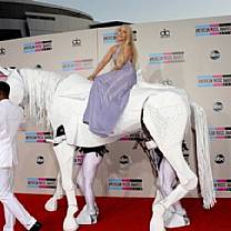 Lady Gaga chega a premiação montada em cavalo branco