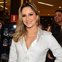 Carnaval 2014: Claudia Leitte oferece R$ 1,4 mi para desfilar no lugar de Daniela Mercury