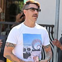 Vocalista do Red Hot Chili Peppers é confundido com fã e apanha de segurança