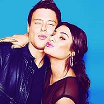 Lea Michelle comparece a homenagem de fãs para Cory Monteith no Canadá.