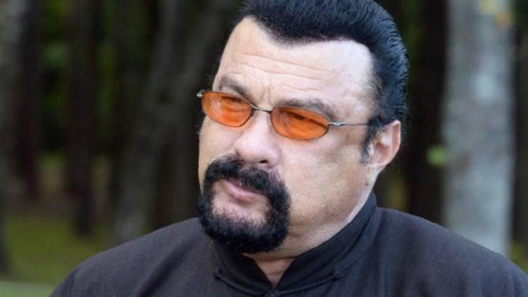 Atriz acusa Steven Seagal de agressão sexual