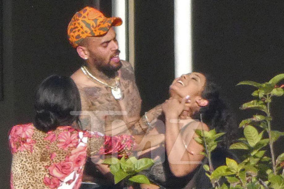 Chris Brown é fotografado 'enforcando' mulher em festa