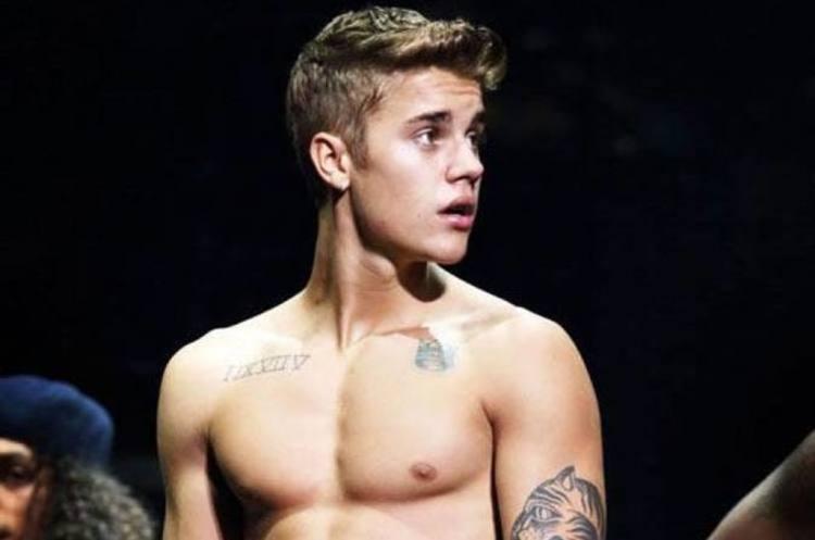 Justin Bieber se irrita após ser tietado e joga celular de fã no chão