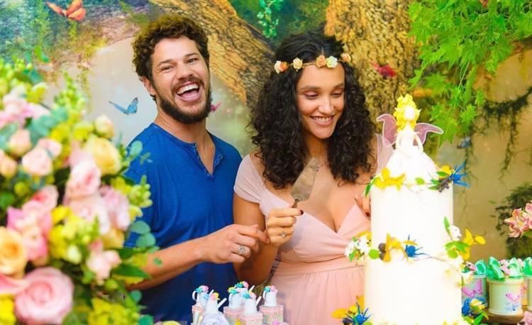 Nasce Bella, primeira filha de Débora Nascimento e José Loreto Nasce Bella, primeira filha de Débora Nascimento e José Loreto