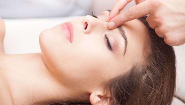 5 pontos do corpo para pressionar durante uma crise de enxaqueca e ter alívio