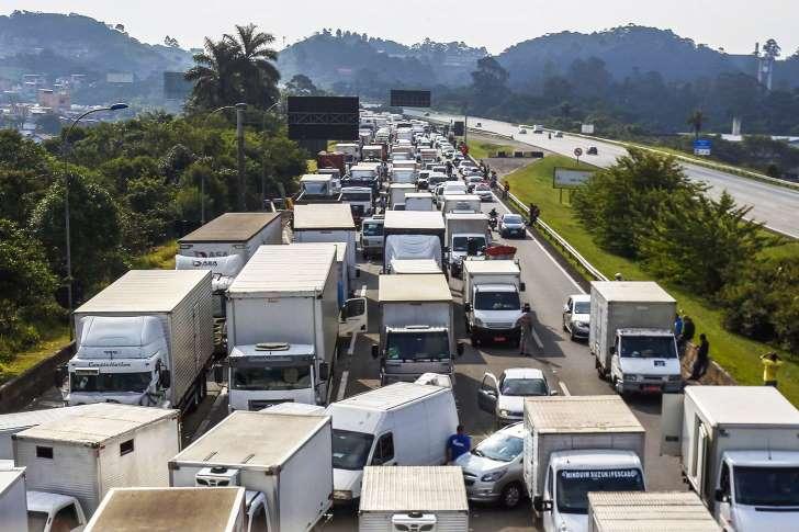Bloqueios de caminhoneiros ocorrem em 24 estados e no DF, diz PRF