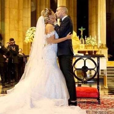 Casamento de Lexa e Guimê tem tumulto, e PM salva entrada da noiva