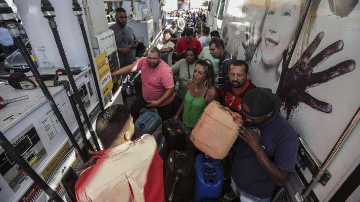 Sociedade aceitou o próprio sufocamento para demonstrar revolta contra o sistema político', diz filósofo