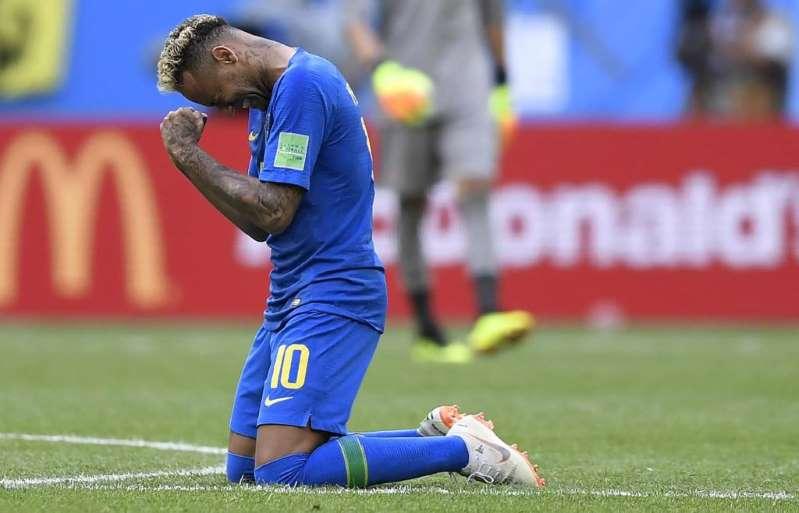 Neymar ultrapassa Romário como quarto maior artilheiro da Seleção