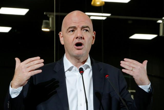 Presidente da Fifa diz que árbitros vão responder à reclamação do Brasil