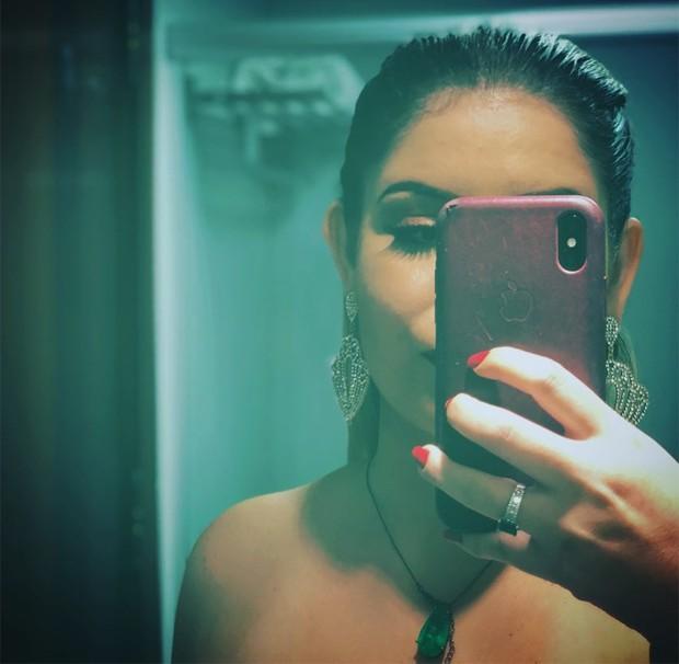 DE TOPLESS, MARÍLIA MENDONÇA POSTA SELFIE E RECEBE ELOGIO DE IVETE SANGALO