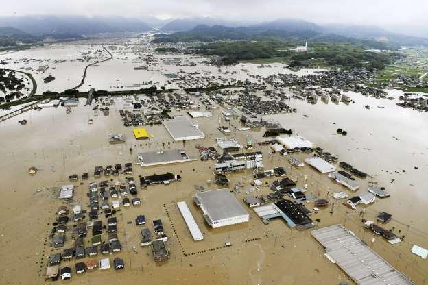 brasileiros perdem casas nas enchentes e vão para abrigos no Japão