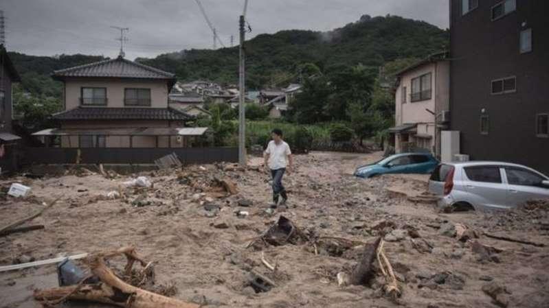 brasileiros perdem casas nas enchentes e vão para abrigos no Japão