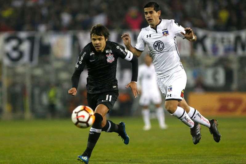 Corinthians sai atrás de Colo-Colo em resultado que só não foi pior por Cássio