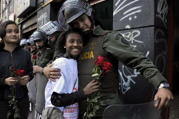 Fotos solidárias que ajudam a crer na humanidade