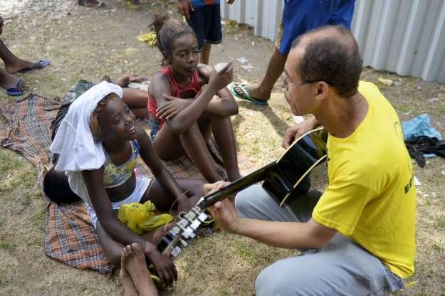 Fotos solidárias que ajudam a crer na humanidade