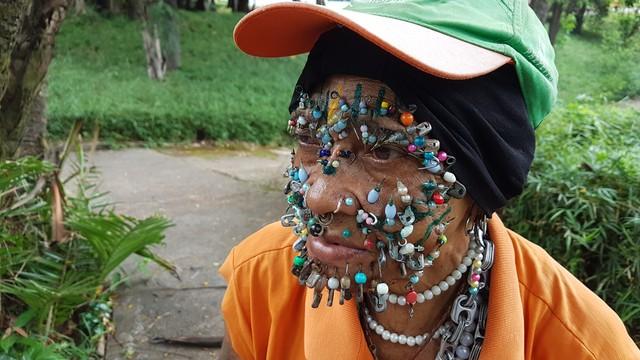 Gari com mais de 100 piercings se destaca no Parque Municipal de Belo Horizonte: 