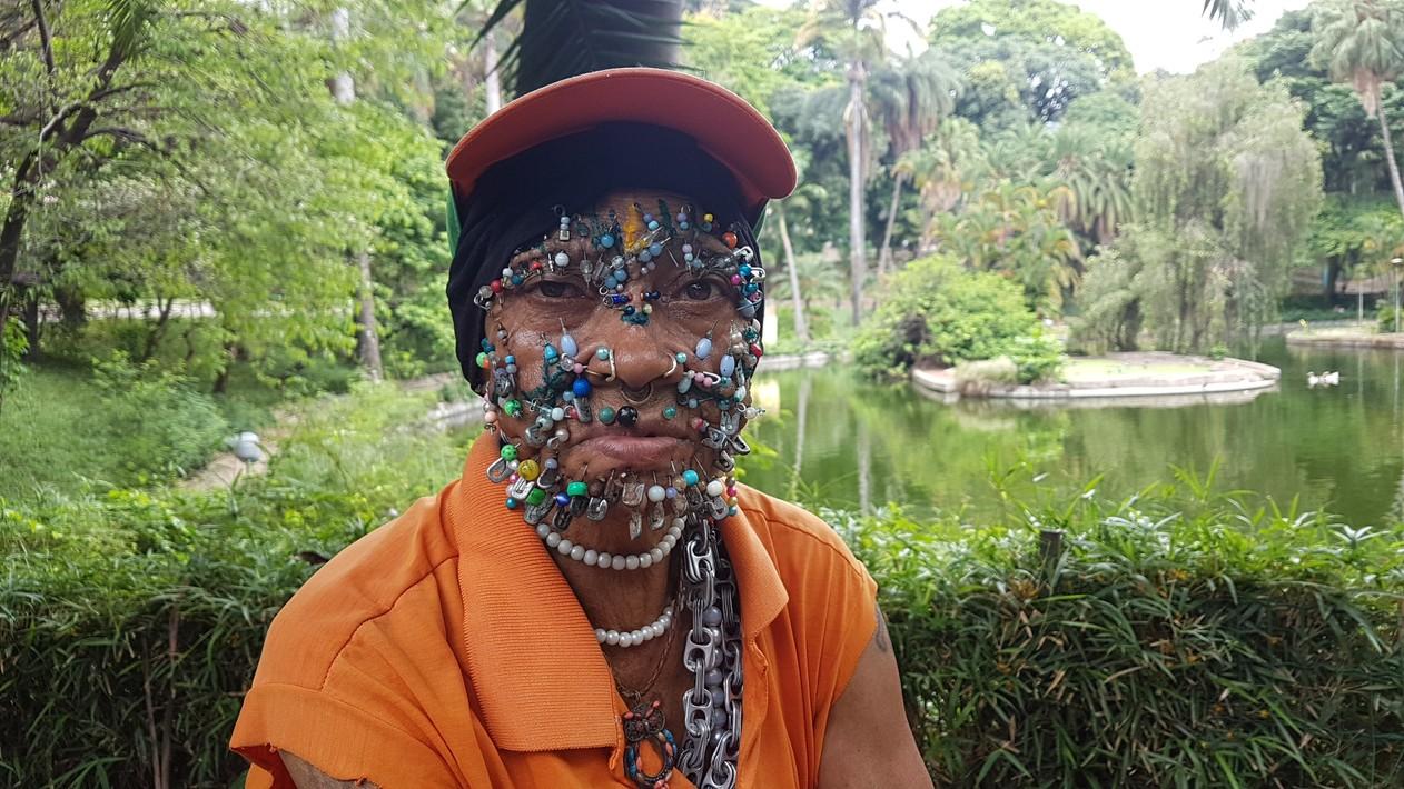 Gari com mais de 100 piercings se destaca no Parque Municipal de Belo Horizonte: 