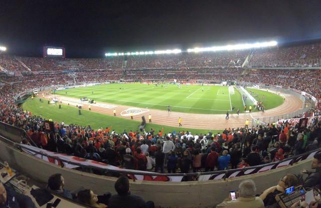 Grêmio "rouba" espírito argentino, cala 60 mil e leva vitória sobre River para história