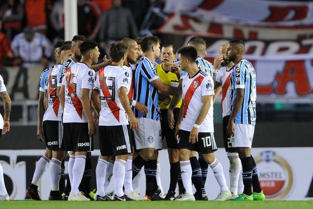 Grêmio "rouba" espírito argentino, cala 60 mil e leva vitória sobre River para história