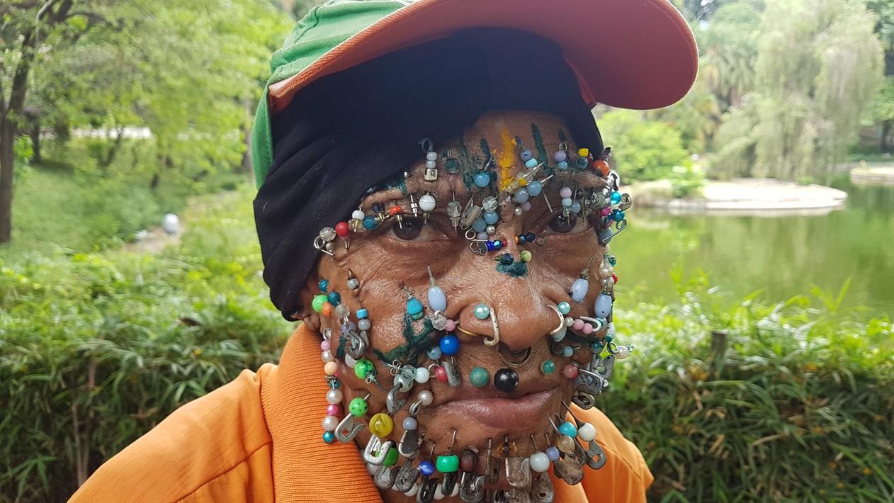 Gari com mais de 100 piercings se destaca no Parque Municipal de Belo Horizonte: 'eu fiz a moda'