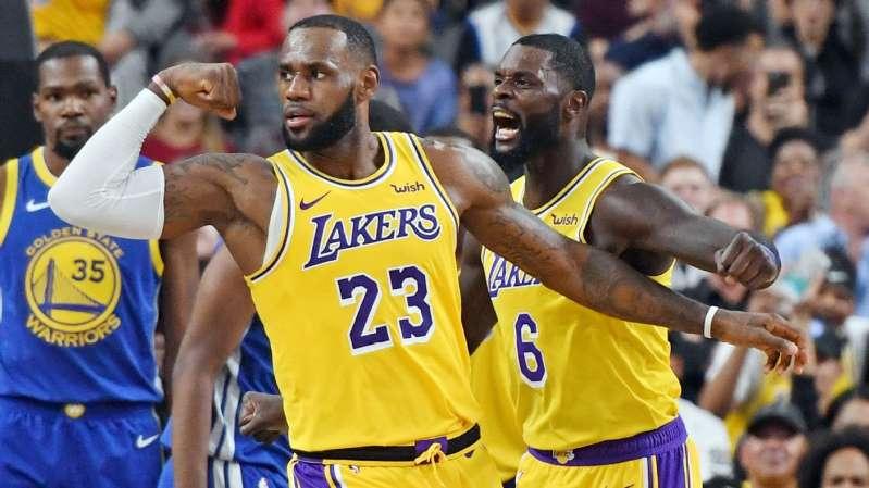 LeBron dá show em meia partida