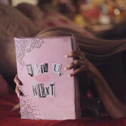 Ariana Grande faz clipe inspirado em ‘Meninas Malvadas’ e outros filmes