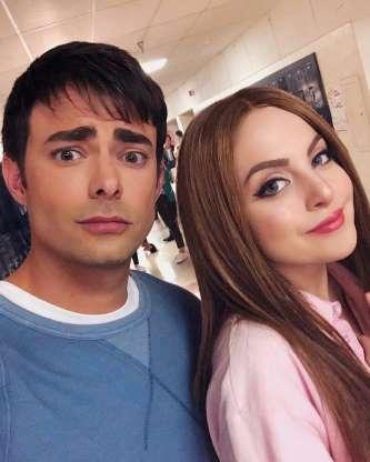 Ariana Grande faz clipe inspirado em ‘Meninas Malvadas’ e outros filmes