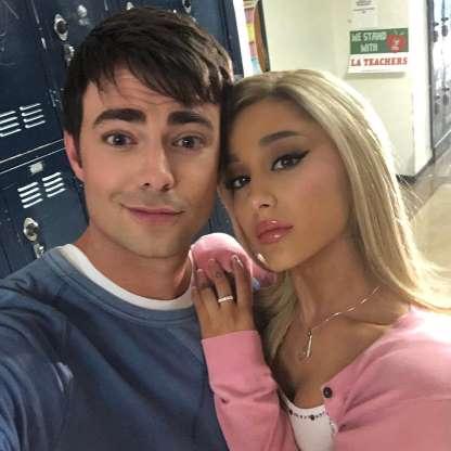 Ariana Grande faz clipe inspirado em ‘Meninas Malvadas’ e outros filmes