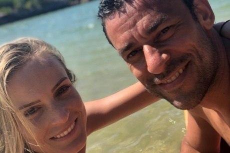 Em férias, atacante Fred vira o rei das piadas nas redes sociais