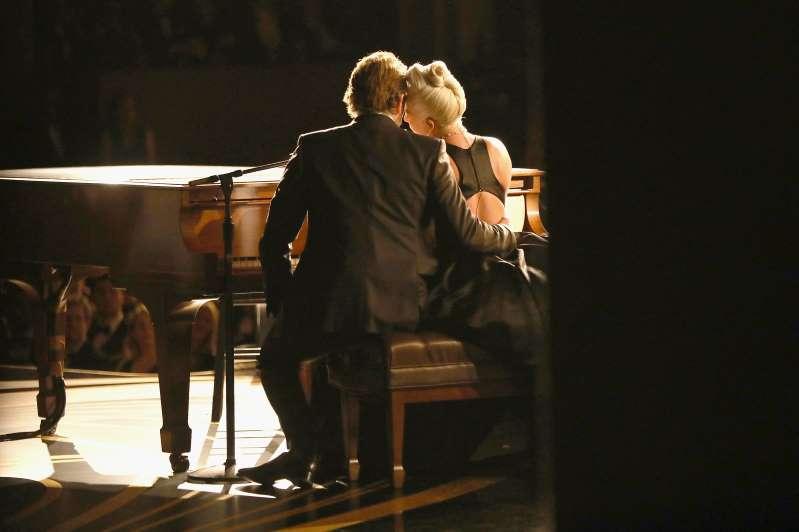 Lady Gaga e Bradley Cooper nos bastidores do Oscar