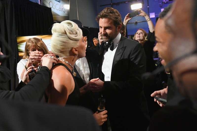 Lady Gaga e Bradley Cooper nos bastidores do Oscar