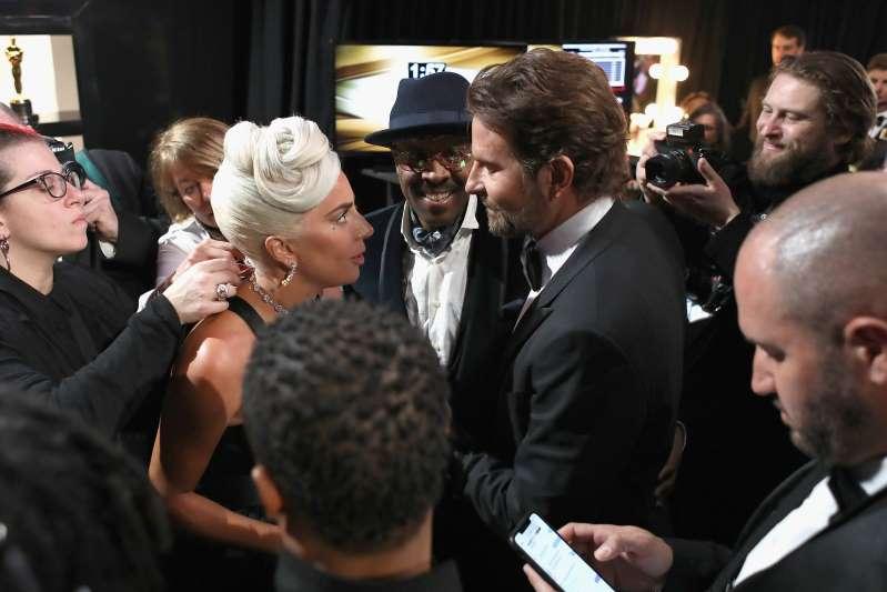 Lady Gaga e Bradley Cooper nos bastidores do Oscar