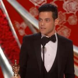 Rami Malek leva tombo após receber Oscar de Melhor Ator