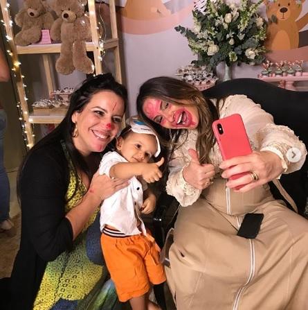 Claudia Leitte posa com o marido e filhos no chá de bebê para a filha, Bela