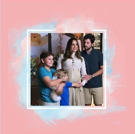 Claudia Leitte posa com o marido e filhos no chá de bebê para a filha, Bela