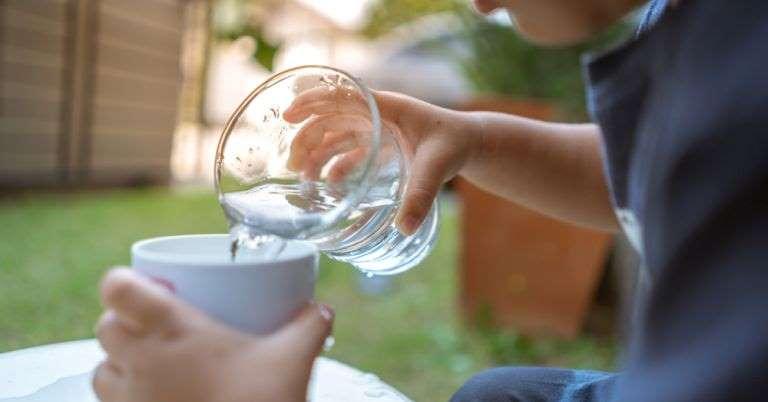 Caminhar na ponta dos pés e mais 9 sinais de autismo que nenhum pai deve ignorar