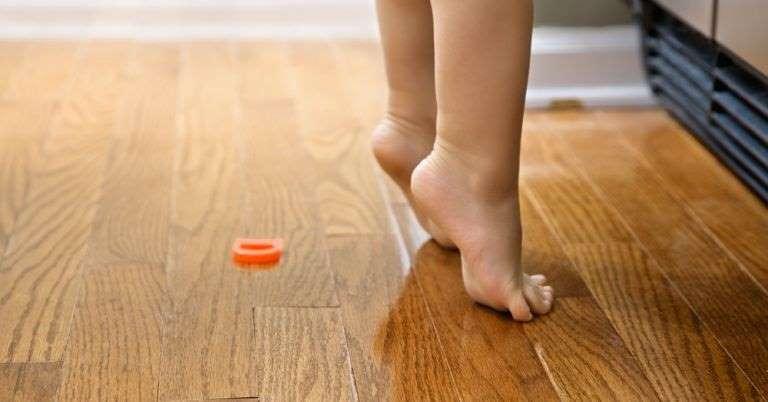 Caminhar na ponta dos pés e mais 9 sinais de autismo que nenhum pai deve ignorar