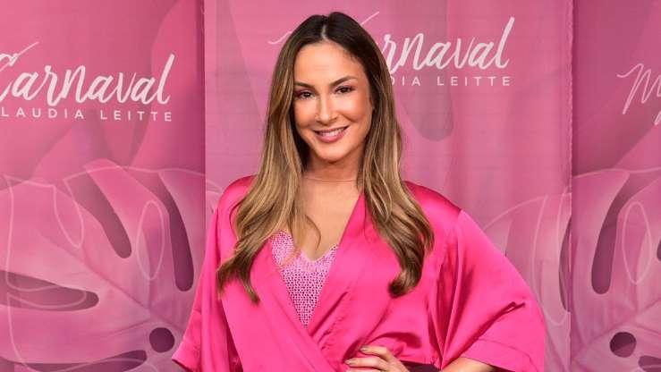 Claudia Leitte posa com o marido e filhos no chá de bebê para a filha, Bela