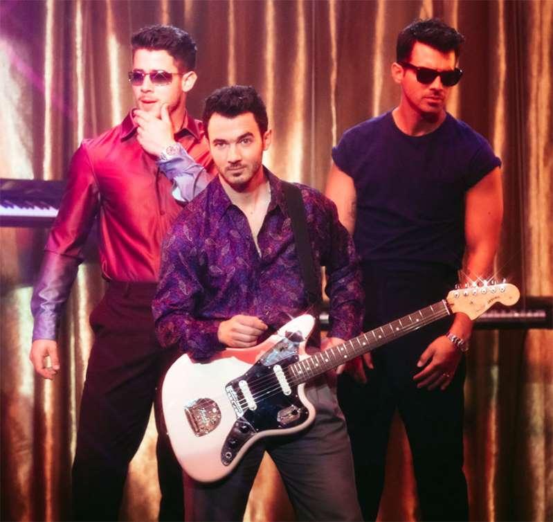 Jonas Brothers lançam clipe com estética dos anos 1980