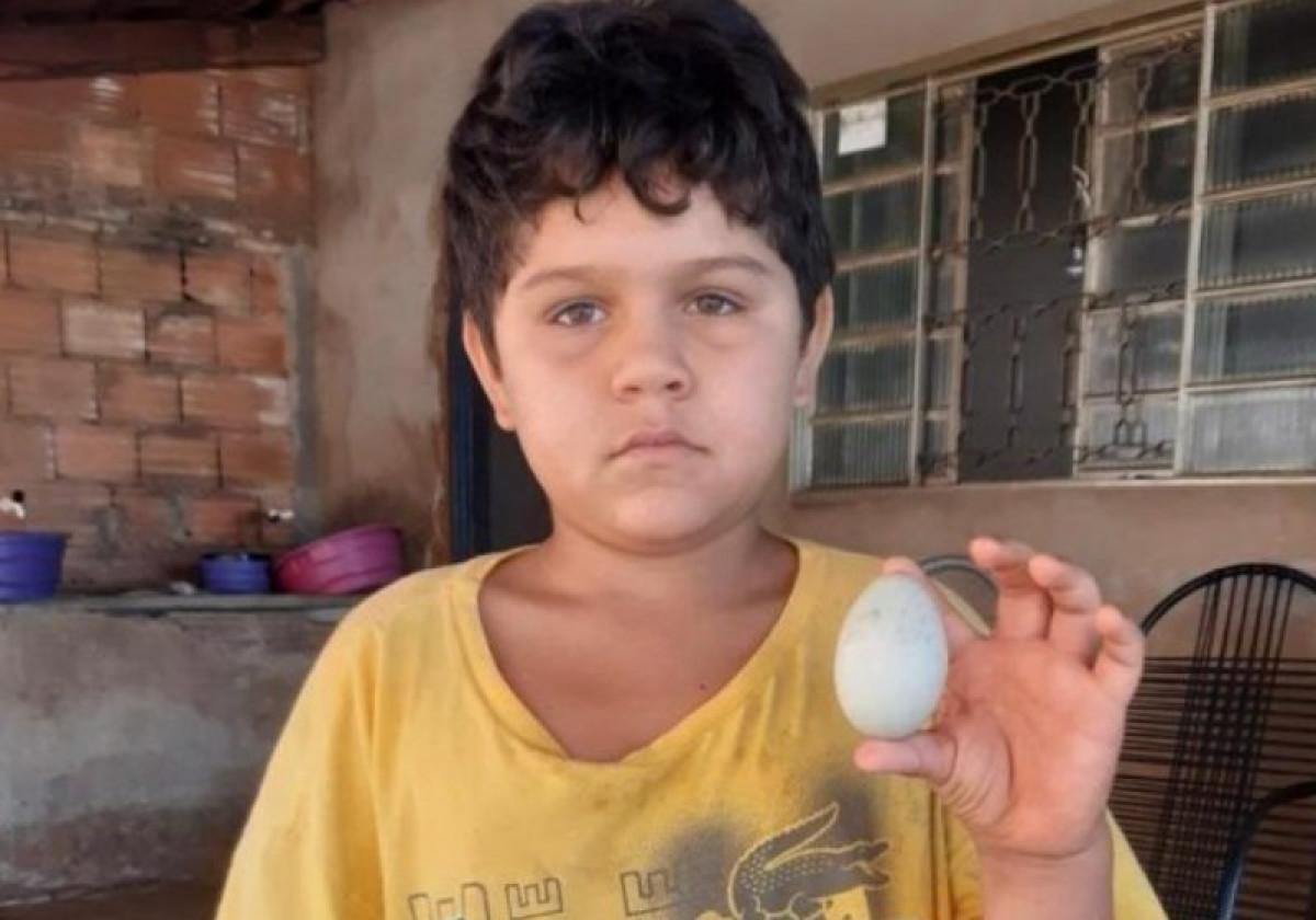 Mesmo sem quase nada para comer em casa, menino doa ovo para ajudar abrigo de idosos em Caçu
