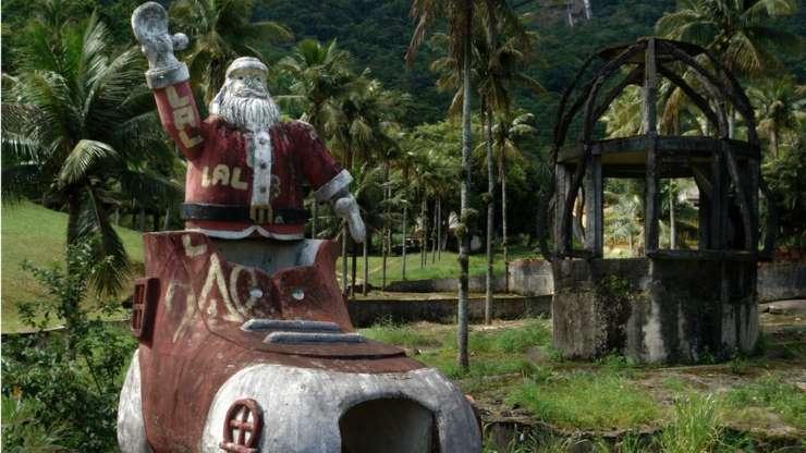 A história por trás do parque do Papai Noel abandonado que atrai curiosos no Rio