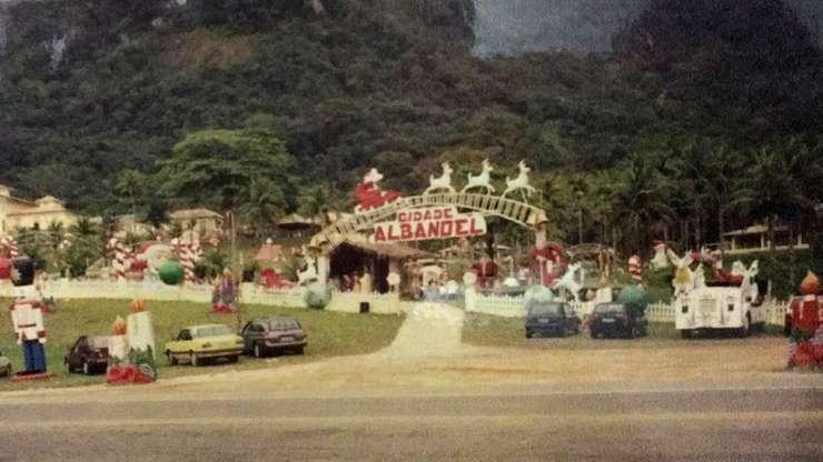 A história por trás do parque do Papai Noel abandonado que atrai curiosos no Rio