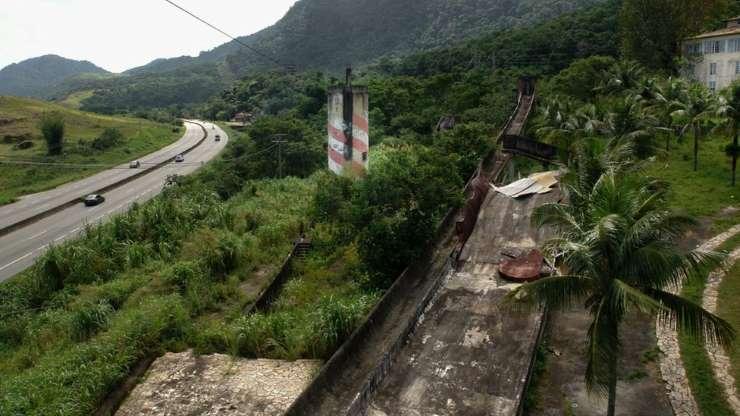 A história por trás do parque do Papai Noel abandonado que atrai curiosos no Rio