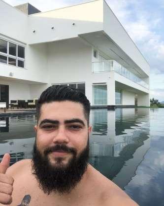 Cantor Henrique faz selfie em casa e tamanho da piscina impressiona web