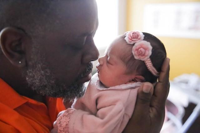 Péricles mostra foto da filha recém-nascida e se declara: 'Há uma semana, minha vida mudou'