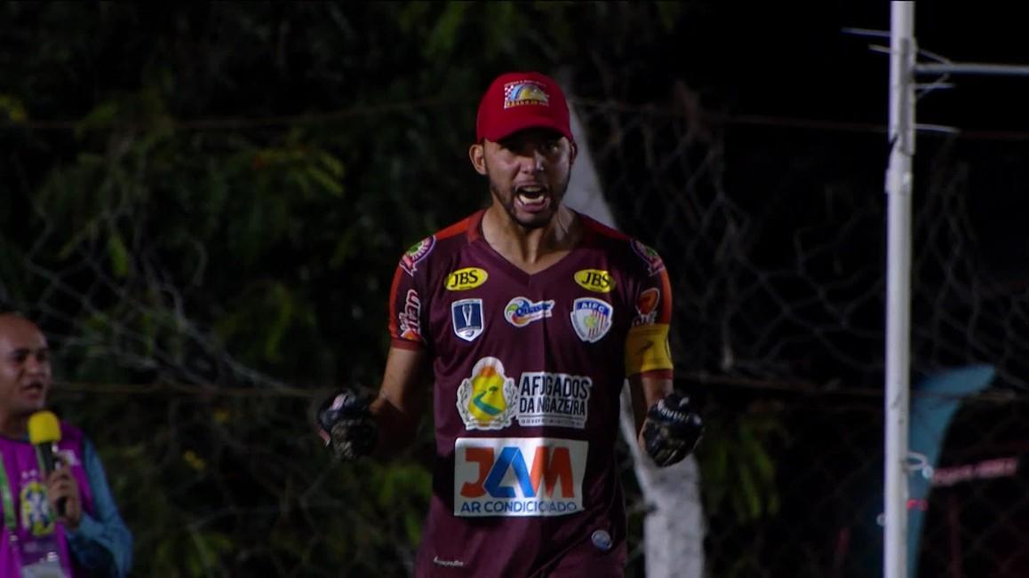 Peça importante na vitória sobre o Atlético-MG, o goleiro da equipe do Afogados-PE, Wallef, virou assunto na internet com seu estilo
