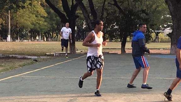 Do carinho na prisão ao plano ao voltar para o Brasil