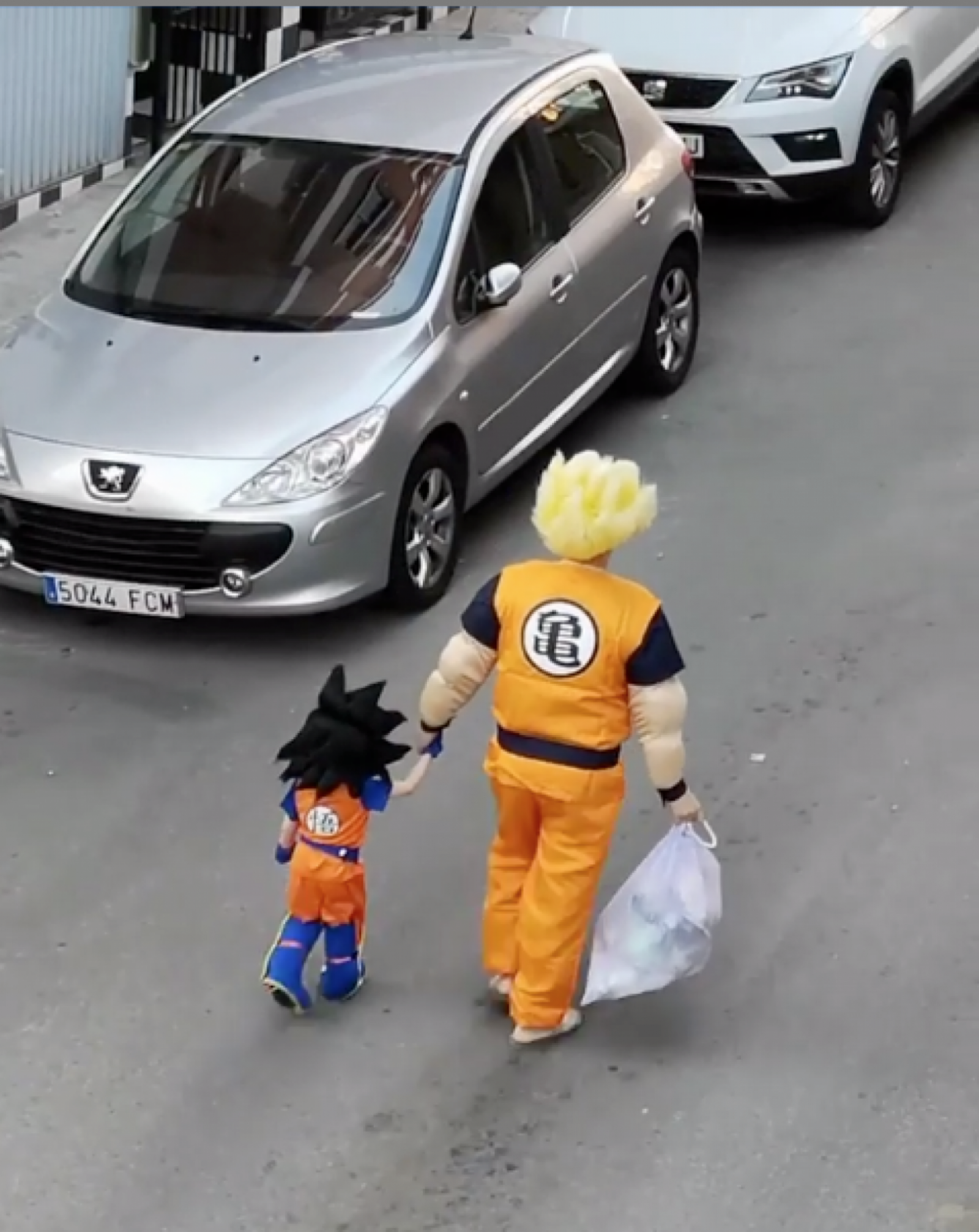 Na Espanha, pai e filha usam fantasias para levar o lixo durante o período de quarentena