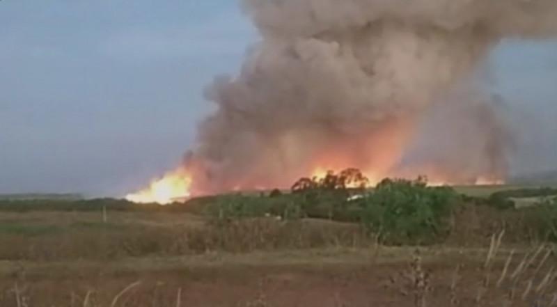 Área de vegetação pega fogo entre três cidades da região